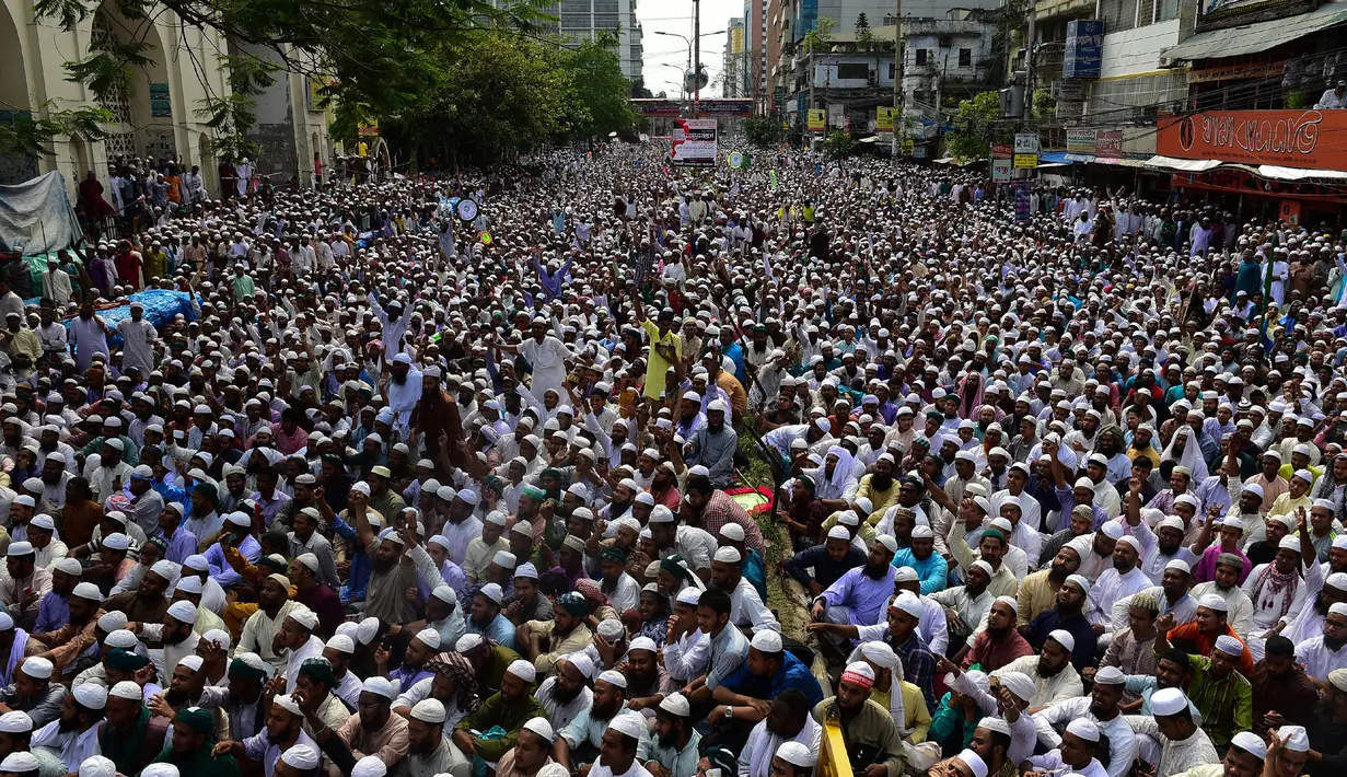 Aktivis dari sebuah kelompok Islam menggelar demonstrasi di Dhaka, Banglades, Jumat (21/4). Massa menuntut pemerintah untuk menghancurkan sebuah patung di depan Mahkamah Agung karena dianggap sebagai berhala. (AFP PHOTO / STR)