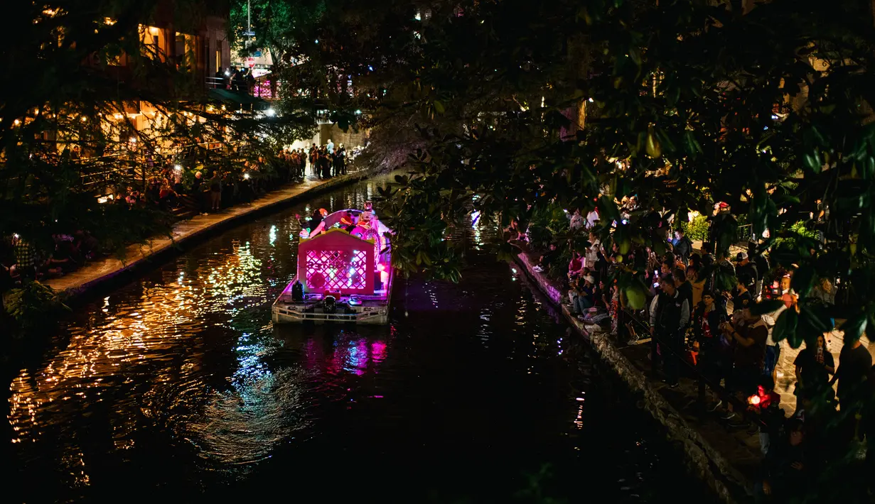 Kendaraan hias terlihat selama parade Hari Sungai Mati di San Antonio, Texas, Amerika Serikat, 29 Oktober 2021. Warga berkumpul untuk merayakan, memperingati, dan mengenang orang-orang terkasih yang telah meninggal untuk Día de los Muertos tahun ini. (Brandon Bell/Getty Images/AFP)
