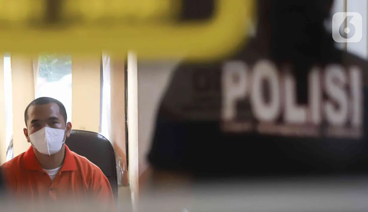Tersangka pengeroyokan Putra Siregar saat rilis kasus pengeroyokan di Polres Metro Jakarta Selatan, Rabu (13/4/2022). Polres Metro Jakarta Selatan membeberkan kronologi dugaan pengeroyokan yang menyeret Putra Siregar dan Rico Valentino sebagai tersangka. (Liputan6.com/Herman Zakharia)