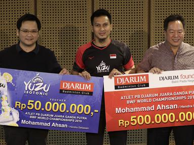 Atlet bulutangkis Indonesia, Mohammad Ahsan, saat menerima bonus dari Drarum Foundation di Galeri Indonesia Kaya, Jakarta, Rabu (4/9). Djarum Foundation beri bonus Rp 550 juta untuk Ahsan. (Bola.com/Yoppy Renato)