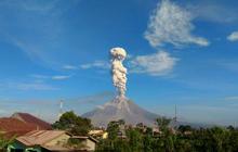 Gunung Sinabung Erupsi Besar, Kolom Abu Membumbung 3,5 Kilometer