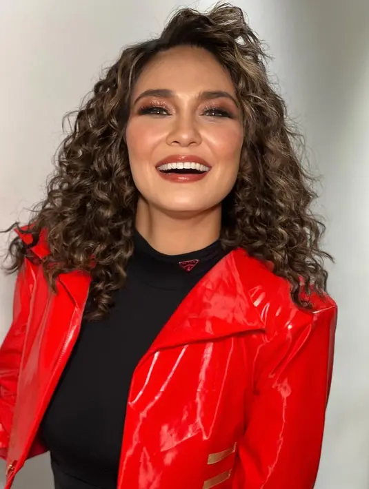 Tampilan totalitas Luna Maya didukung dengan rambut yang dikeriting kering sehingga lebih bervolume [@hairbyranggayusuf]