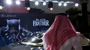 Pengunjung mengamati mobil selama acara gala undangan di King Abdullah Financial District Theatre, Riyadh, Rabu (18/4). Film Black Panther menjadi film komersial pertama yang diputar secara publik di bioskop Arab Saudi dalam 35 tahun (Fayez Nureldine/AFP)