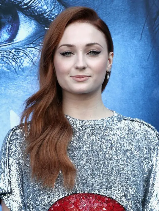 Hubungan adik-kakak antara Sophie dan Maisie nampaknya tidak hanya terjadi di film saja, namun berlanjut ke dalam kehidupan nyata. Keduanya memiliki hubungan yang baik dan saling mendukung dalam hal apapun. (AFP/Frederick M.Brown)