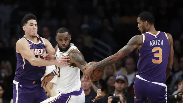 Forward LA Lakers LeBron James (tengah) dikepung dua pemain Phoenix Suns, Lakers menang 120-96 atas Suns