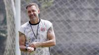 Pelatih Persija Jakarta, Thomas Doll, saat sesi latihan di Lapangan Nirwana Park, Sawangan, Rabu (31/8/2022). (Bola.com/M Iqbal Ichsan)
