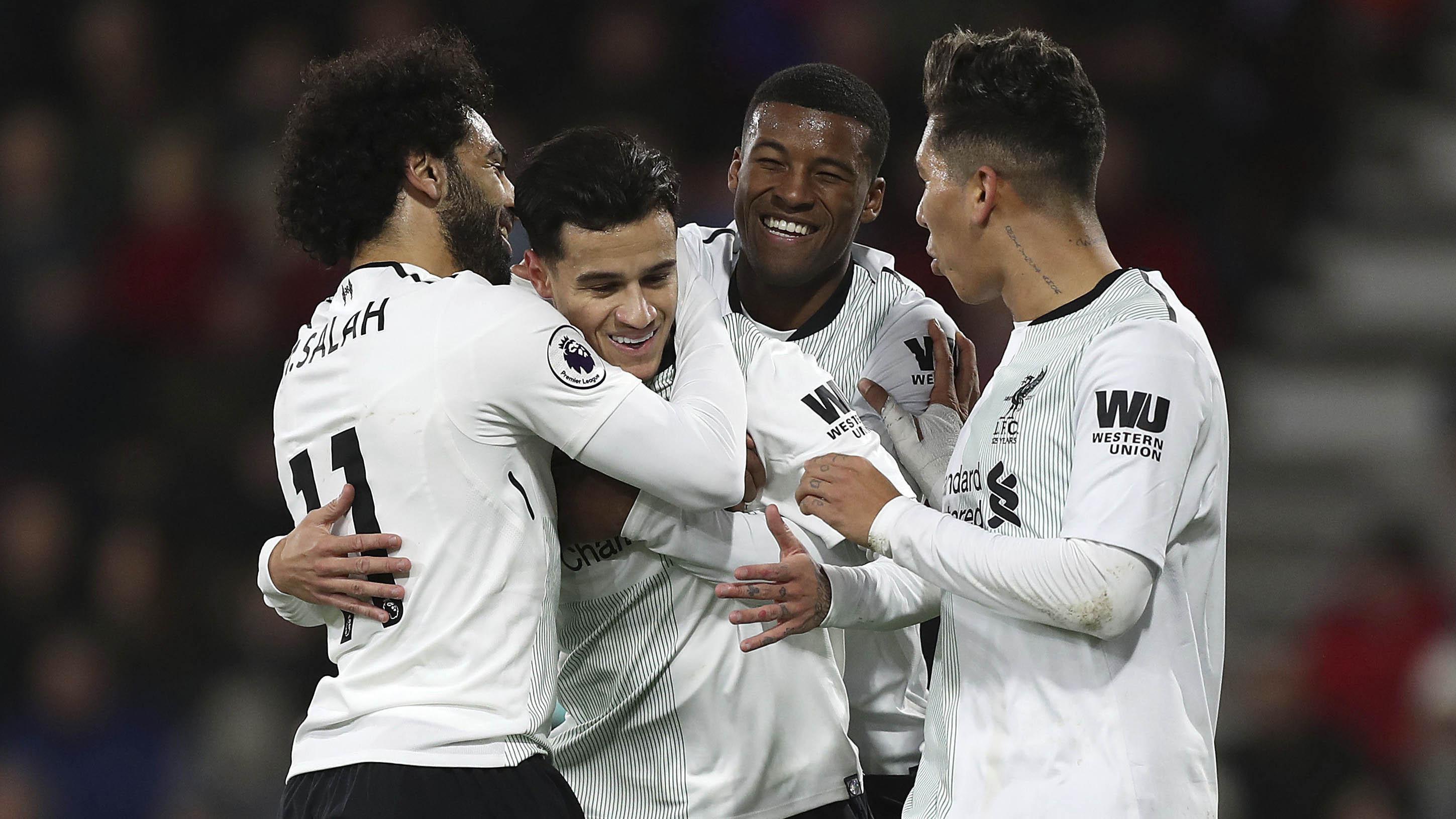 Para pemain Liverpool merayakan gol yang dicetak oleh Philippe Coutinho ke gawang AFC Bournemouth pada laga Premier League di Stadion The Vitality, Minggu (17/12/2017). Liverpool menang 4-0 atas AFC Bournemouth. (AP/Andrew Matthews)