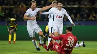 Pemain Tottenham Hotspur, Son Heung-Min dan Harry Kane berselebrasi setelah mencetak gol ke gawang Borussia Dortmund pada matchday kelima Liga champions Grup H di Stadion BVB, Selasa (21/11). Tottenham mencatatkan kemenangan 2-1. (Bernd Thissen/dpa /AFP)