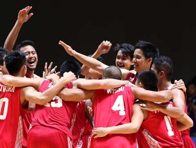 Pebasket putra Indonesia merayakan kemenangan atas Singapura dalam semi final basket SEA Games 2015 antara Indonesia melawan Singapura di OCBC Arena, Singapura. Minggu (14/6). Indonesia menang 87-74 dalam pertandingan tersebut. (Bola.com/Arief Bagus)