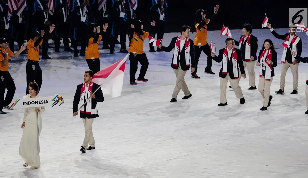 Kontingen Indonesia tampil berbusana jas pada parade atlet di pembukaan SEA Games 2017 Stadion Bukit Jalil, Kuala Lumpur, Malaysia, Sabtu (19/8). Atlet Indonesia berada di urutan ketiga setelah Brunei Darussalam. (Liputan6.com/Faizal Fanani)