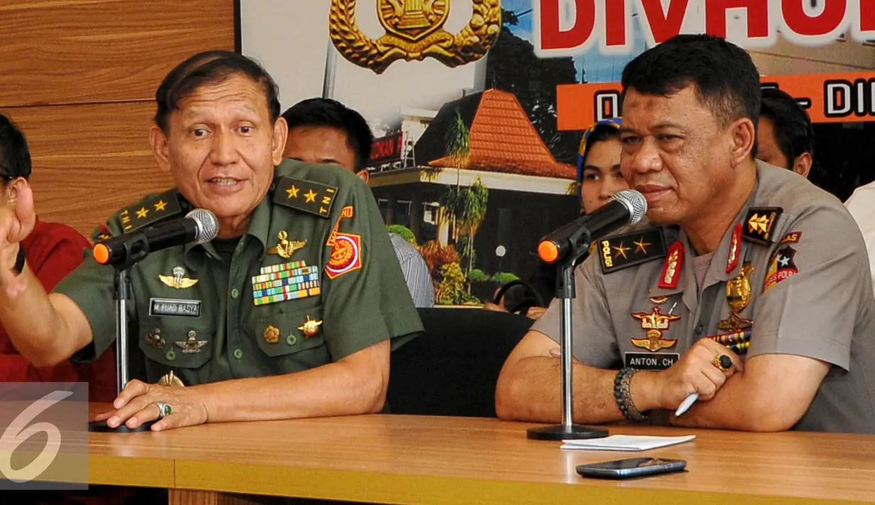 Kapuspen TNI Mayjend Fuad Basya (kiri) memberikan keterangan terkait insiden kerusuhan di Tolikara, di Mabes Polri, Jakarta, Rabu (22/7/2015). Fuad berharap masyarakat jangan mudah terprovokasi. (Liputan6.com/Yoppy Renato)