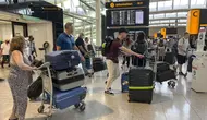 Suasana bandara Heathrow, di London,  Rabu (13/7/2022). Bandara tersibuk di Inggris itu telah memberlakukan pembatasan jumlah penumpang saat periode libur musim panas ini karena sektor penerbangan berjuang untuk mengatasi lonjakan permintaan perjalanan.  (AP Photo/Alberto Pezzali)
