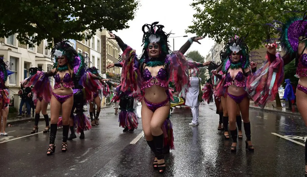 Para penari berkostum seksi saat tampil di parade hari kedua di Karnival Notting Hill, London,Inggris (31/8/2015). Karnaval Notting Hill diadakan untuk merayakan budaya Karibia yang sudah dikenal sejak 1960-an. (AFP PHOTO/LEON Neal)