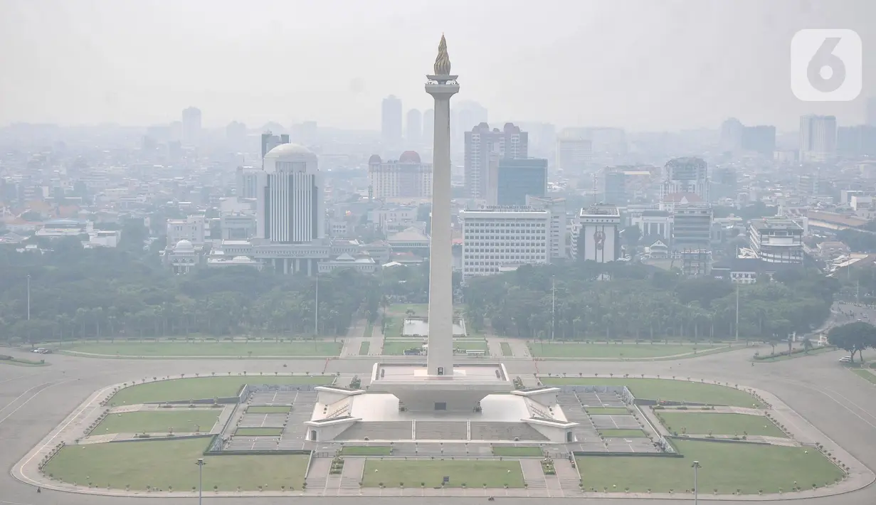 <p>Pemadangan saat polusi menyelimuti langit Monumen Nasional (Monas) dan gedung bertingkat di Jakarta, Senin (20/6/2022). Berdasarkan data IQAir indeks kualitas udara Jakarta berada pada angka 193-196 Air Quality Index (AQI) US. (merdeka.com/Iqbal S. Nugroho)</p>