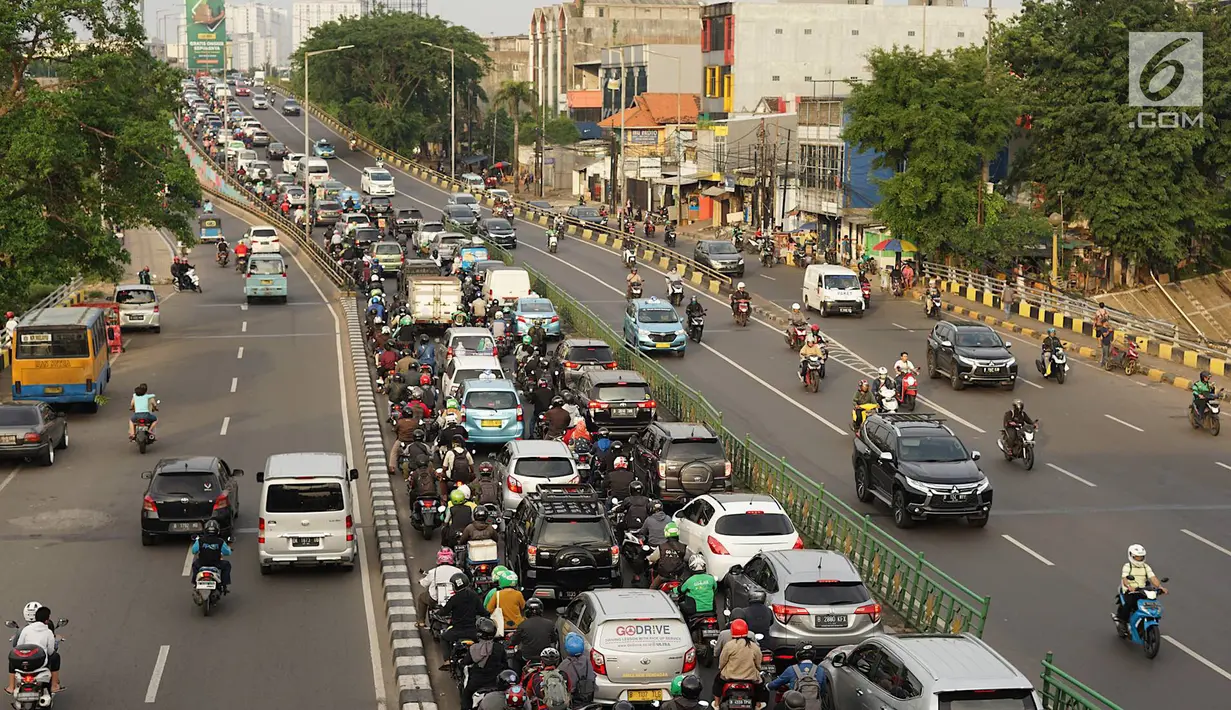 Kendaraan terjebak kemacetan saat melintas di Jalan KH Abdullah Syafei, Jakarta, Selasa (14/5). Tingginya antusias warga yang ingin berbuka puasa di rumah selama Ramadan menyebabkan sejumlah ruas jalan di Ibu Kota mengalami kemacetan lebih awal. (Liputan6.com/Immanuel Antonius)