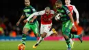 Gelandang Arsenal, Theo Walcott (tengah) berusaha melewati dua pemain Swansea City pada lanjutan liga Inggris di Stadion Emirates (2/3). Swansea menang atas Arsenal dengan skor 2-1. (Reuters/John Sibley)