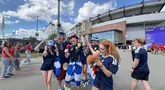 Suporter Skotlandia atau Tartan Army bernyanyi dan meneriakkan yel-yel di area fanzone Gillette Stadium, Foxborough, Amerika Serikat, Jumat (19/6/2026), menjelang laga melawan Maroko pada Piala Dunia 2026. Mereka mengenakan kilt tradisional, membawa bendera Saltire, serta berbagai atribut khas Skotlandia. (KLY Sports/Hery Kurniawan)