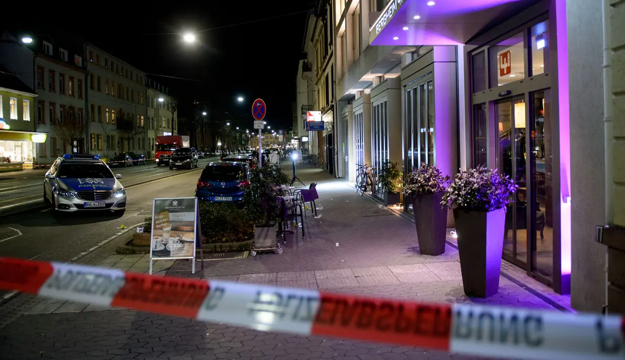 Garis polisi terpasang di lokasi sebuah mobil yang menabrak kerumuman orang yang tengah berdiri di depan toko roti di Heidelberg, barat daya Jerman, Sabtu (25/2). Penyelidikan masih berlangsung untuk memastikan motif penyerangan. (Thomas Lohnes / AFP)