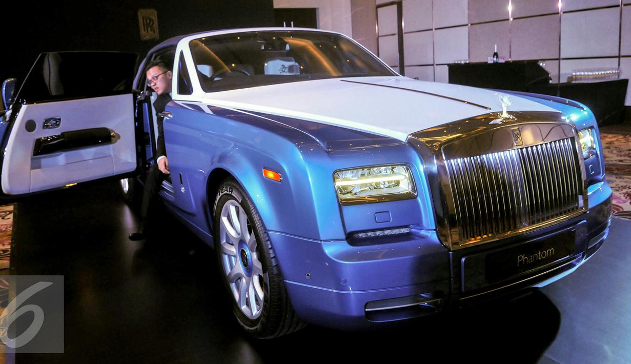 Pembeli Rolls-Royce Phantom bisa memilih warna eksterior sebanyak 44.000 pilihan, motif kayu tidak terbatas, penggunaan berbagai materi kulit dan pewarnaan interior yang sangat beragam, Jakarta, Kamis (31/3). (Liputan6.com/Yoppy Renato)