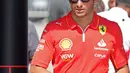 Pembalap Ferrari asal Spanyol, Carlos Sainz Jr tiba di sesi latihan pertama Grand Prix Formula1 Bahrain di Sirkuit Internasional Bahrain, Sakhir pada 29 Februari 2024. (Giuseppe CACACE/AFP)