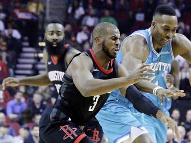 Pebasket Houston Rockets, Chris Paul, berebut bola dengan pebasket Charlotte Hornets, Dwight Howard, pada laga NBA di Stadion Toyota Center, Kamis (14/12/2017). Houston Rockets menang 108-96 atas Charlotte Hornets. (AP/Michael Wyke)