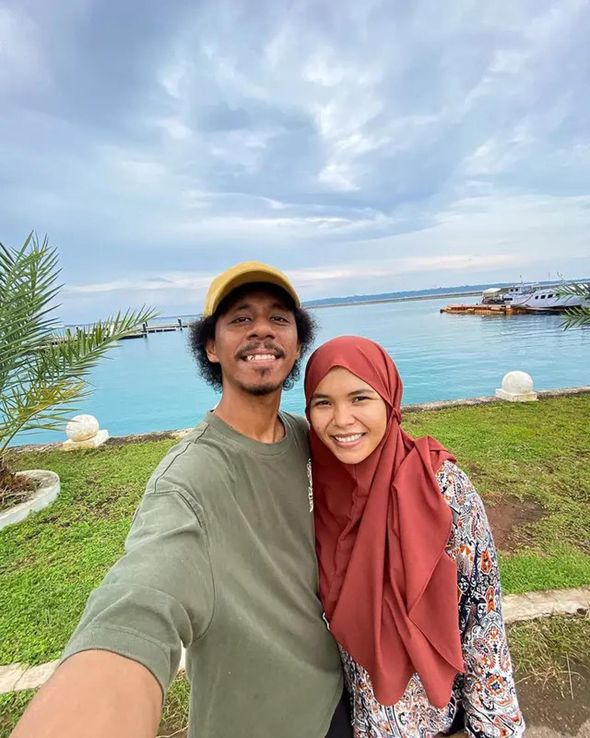 Lirik Lagu Lesung Pipi karya Raim Laode, Nyanyian Cinta yang Tulus dan Penerimaan Diri