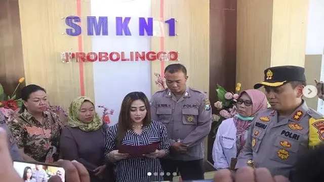 Luluk Nuril, seleb TikTok Probolinggo yang memaki siswi magang di toko swalayan menyampaikan permohonan maaf. Pernyataan itu disampaikan usai mediasi di SMKN 1 Kota Probolinggo, Rabu (6/9/2023). (sumber: Instagram @polres_probolinggo)