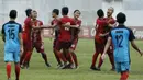 Pemain UPI merayakan gol yang dicetak oleh Syahviar ke gawang UMM pada laga final Torabika Campus Cup 2017 di Stadion Cakrawala, Malang, Kamis (23/11/2017). UMM menang WO atas UPI. (Bola.com/M Iqbal Ichsan)