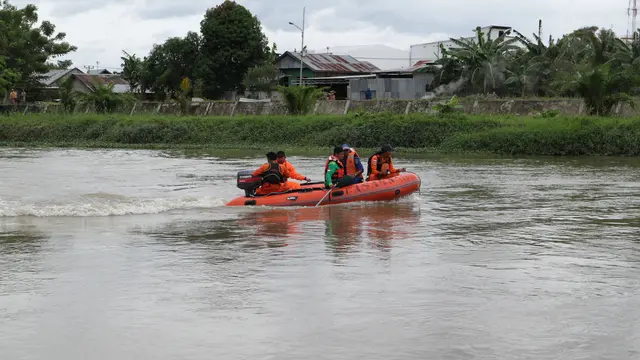 Tim SAR gabungan menyisir Sungai Palu dengan perahu karet untuk mencari korban tenggelam, Minggu (12/1/2020). (Foto: Liputan6.com/Heri Susanto)