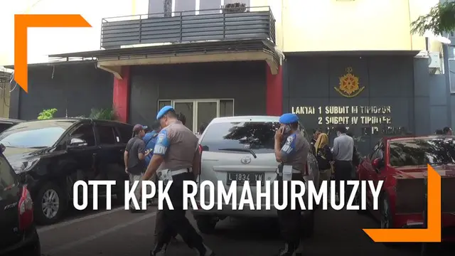 Setelah OTT KPK, Romahurmuziy diperiksa di Polda Jatim. Penyidik lakukan pemeriksaan dan membawa beberapa barang bukti.