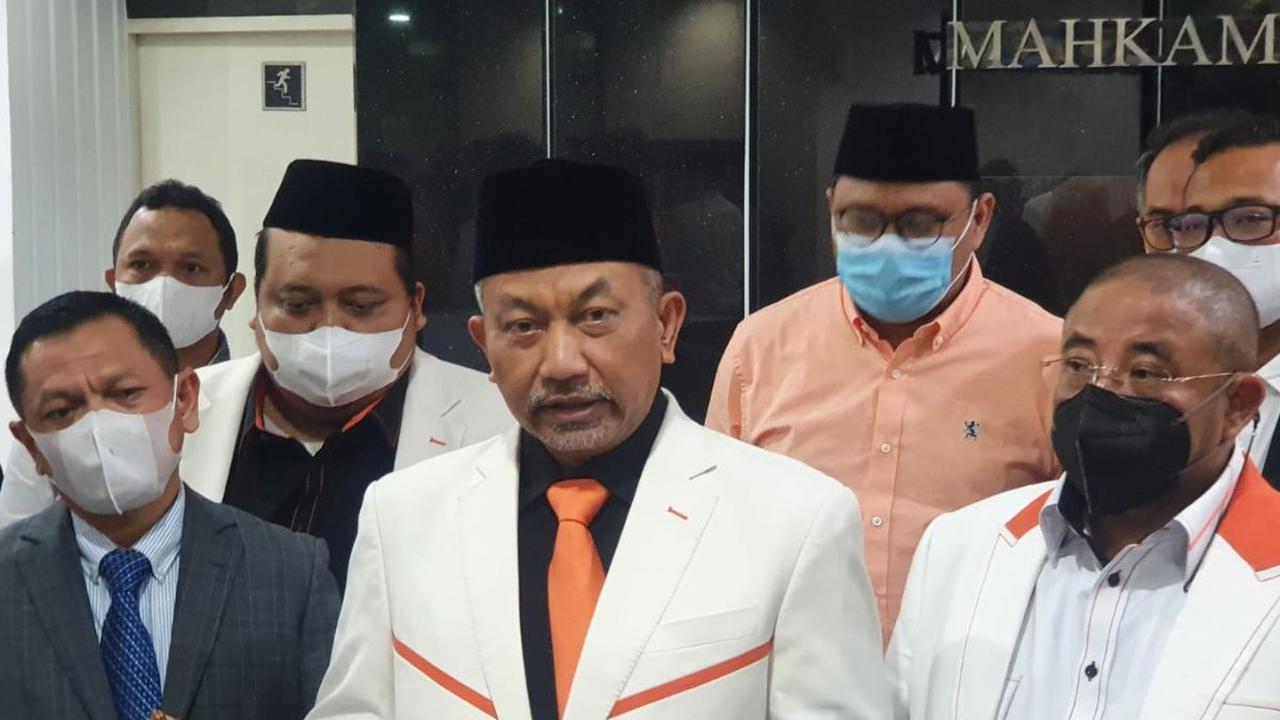 Viral video Presiden Ahmad Syaikhu sedang azan di masjid. Warganet banyak memuji suara mantan Wakil Wali Kota Bekasi itu sangat merdu ketika mengumandangkan azan.