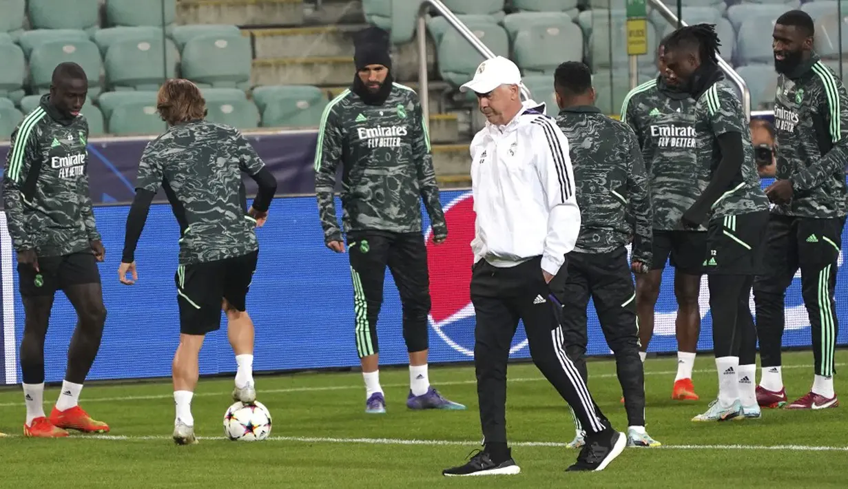 Pelatih Real Madrid Carlo Ancelotti (tengah) dan para pemain menghadiri sesi latihan di Stadion Legia Warsawa, Warsawa, Polandia, 10 Oktober 2022. Real Madrid akan menghadapi Shakhtar Donetsk pada pertandingan sepak bola putaran pertama Liga Champions. (JANEK SKARZYNSKI/AFP)