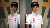 Pembalap Astra Honda Racing Team, Fadillah Arbi Aditama berpose di depan fotografer setelah melakukan wawancara di Penang Bistro Gatot Subroto, Jakarta Selatan, Senin (24/07/2023). (Bola.com/Bagaskara Lazuardi)