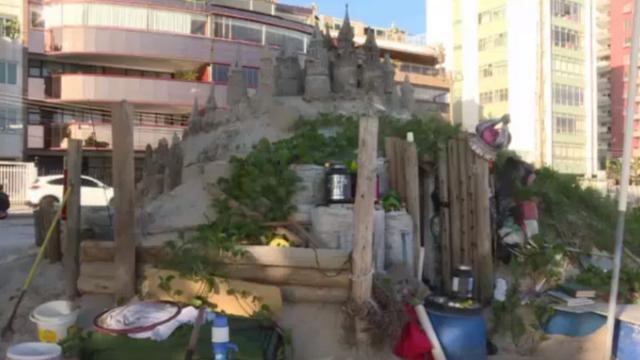 Selama 22 Tahun, Pria Ini Tinggal di Istana Pasir