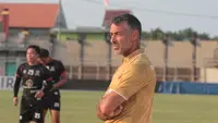 Pelatih Madura United, Ze Gomes menatap musim baru BRI Super League 2026/27. (Bola.com/Wahyu Pratama)