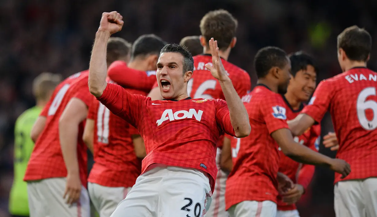Robin van Persie. Striker asal Belanda ini meninggalkan Arsenal pada musim 2012/2013 menuju Manchester United setelah total 8 musim di Arsenal dan langsung meraih gelar Premier League di musim pertamanya bersama Manchester United. (AFP/Paul Ellis)