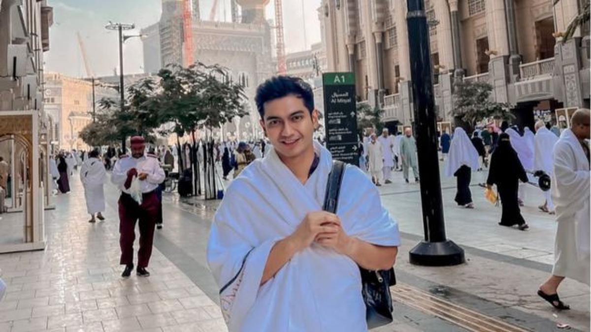 5 Potret Teuku Ryan Jalani Ibadah Umrah dengan Para Sahabat, Perjalanan Penuh Syukur