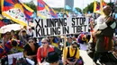 Lebih dari 400 orang mengambil bagian untuk demonstrasi di depan kantor PBB di Jenewa, Jumat (16/9). Pengunjuk rasa meminta Presiden Tiongkok, Xi Jinping untuk menghentikan pembunuhan di Tibet. (AFP PHOTO/Fabrice Coffrini)