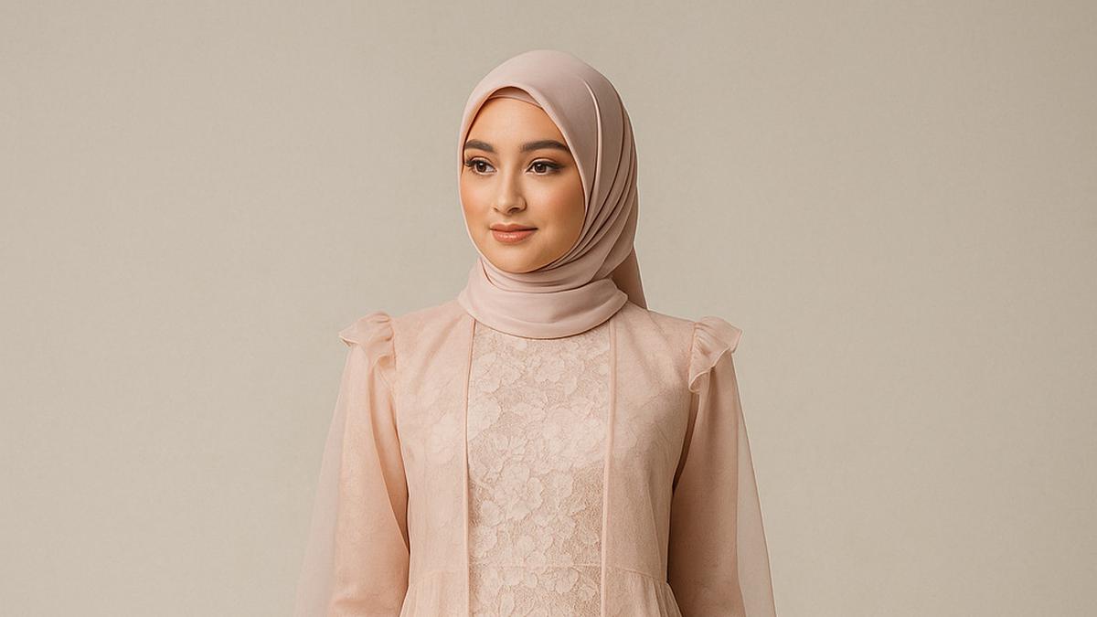 7 Model Long Dress Brokat Kombinasi Outer Organza Transparan yang Jadi Tren 2025