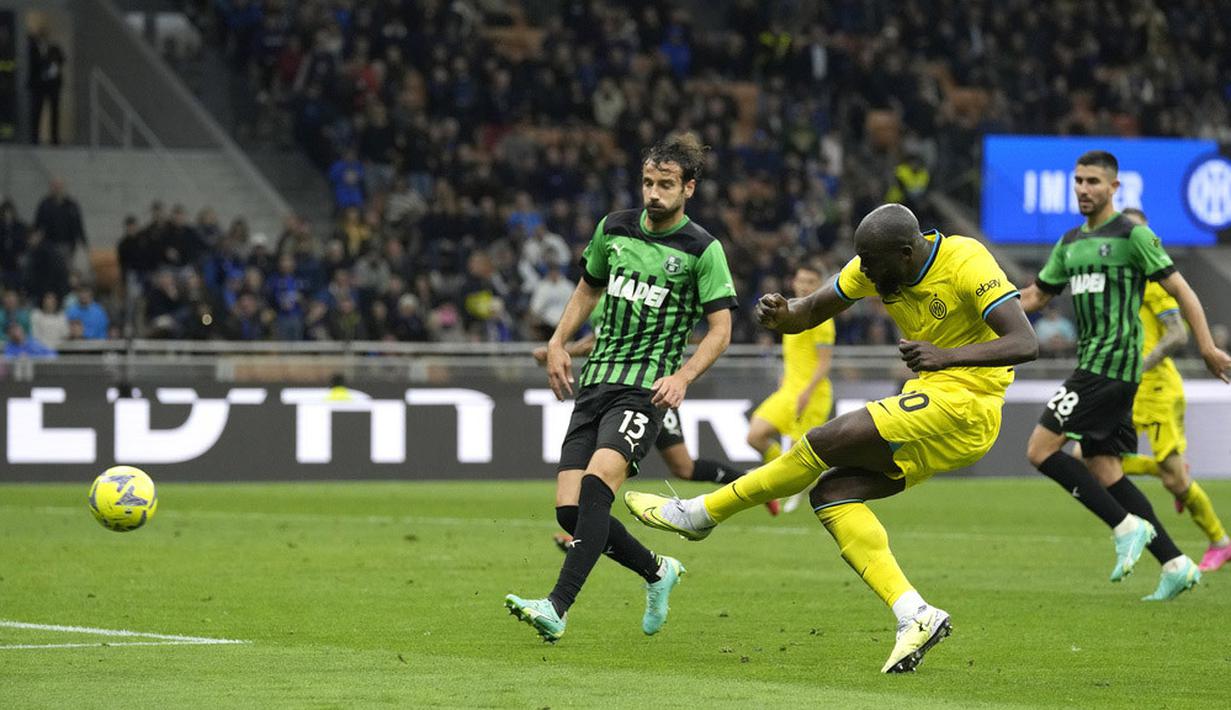 Pemain Inter Milan, Romelu Lukaku, mencetak gol ke gawang Sassuolo pada laga Liga Italia di Stadion Giuseppe Meazza, Minggu (14/5/2024). Inter Milan menang dengan skor 4-2 atas Sassuolo. (AP Photo/Antonio Calanni)