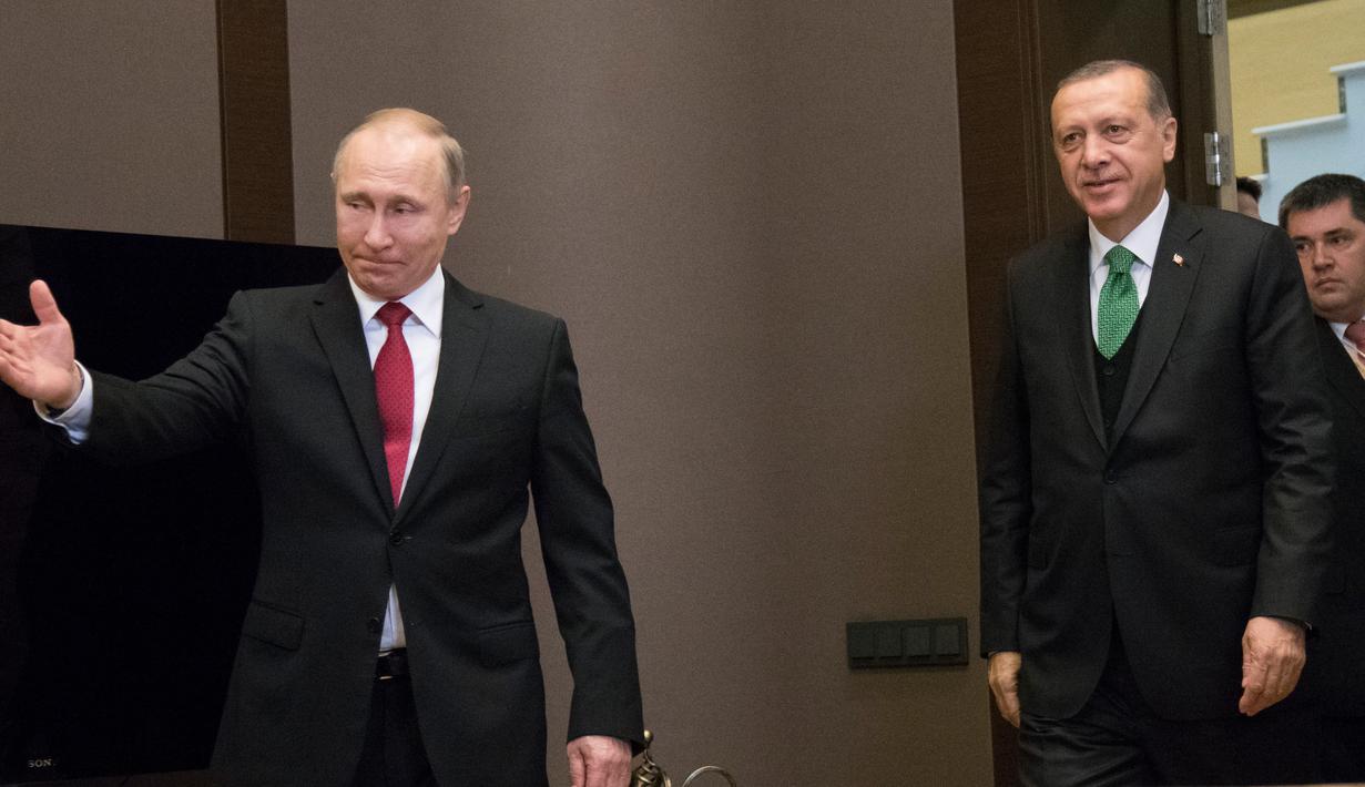 Presiden Rusia Vladimir Putin (kiri) mempersilahkan masuk Presiden Turki  Recep Tayyip Erdogan saat berkunjung ke Sochi, Rusia, Rabu (3/5). Konflik Suriah akan menjadi pembahasan utama dari keduanya. (AFP PHOTO /POOL/ Alexander Zemlianichenko)