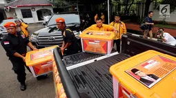 Petugas Partai Hanura menurunkan dokumen untuk didaftarkan ke Komisi Pemilihan Umum (KPU), Jakarta, Kamis (12/10). Partai Hanura secara resmi mendaftar sebagai peserta pemilihan umum 2019. (Liputan6.com/Johan Tallo)