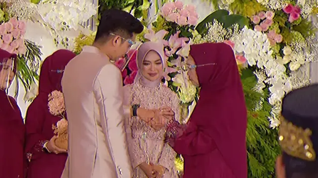 7 Momen Lamaran Ria Ricis dengan Teuku Ryan, Penampilannya Bikin Pangling