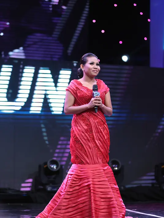 Dalam konser result grup 4, malam itu Anggun membawakan lagu berjudul 'Bagai Disambar Petir' dengan sempurna. (Adrian Putra/Bintang.com)