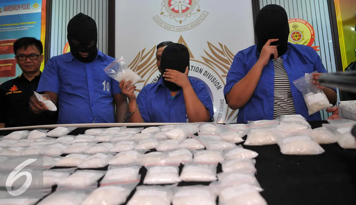 Sindikat Narkotika asal negara Nigeria yang diamankan petugas satuan BNN, Jakarta, Jumat (28/8/2015). Bareskrim Mabes Polri berhasil membongkar penyelundupan sabu seberat 15,5 Kg yang dimasukkan ke dalam mesin pompa air. (Liputan6.com/Gempur M Surya)
