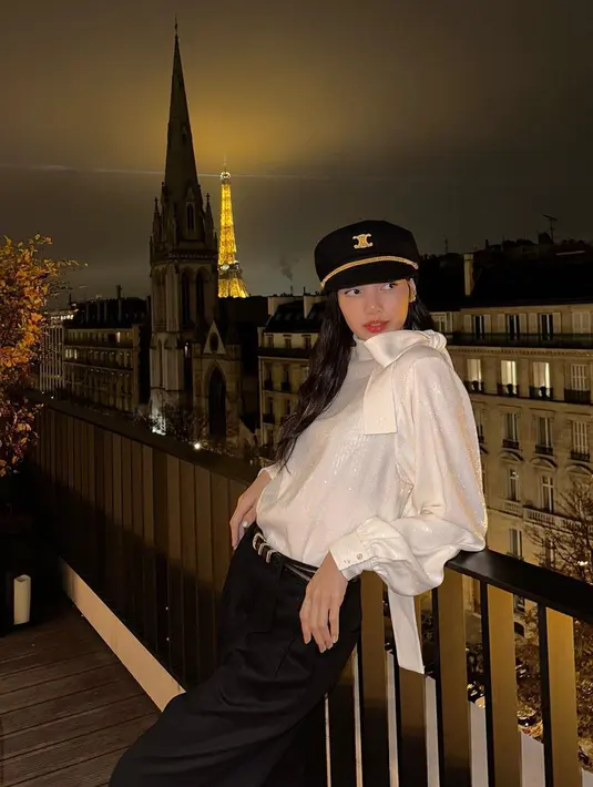 Atasan berwarna putih ini dipadukan dengan Margaret Pants seharga Rp18,7jutaan [instagram/lalalalisa_m]