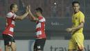 Striker Madura United, Odemwingie, melakukan selebrasi usai mencetak gol ke gawang Bhayangkara FC pada laga lanjutan liga 1 di Stadion Patriot, Bekasi, kamis (13/7/2017). Bhayangkara FC menang 2-1 atas Madura United. (Bola.com/M Iqbal Ichsan)