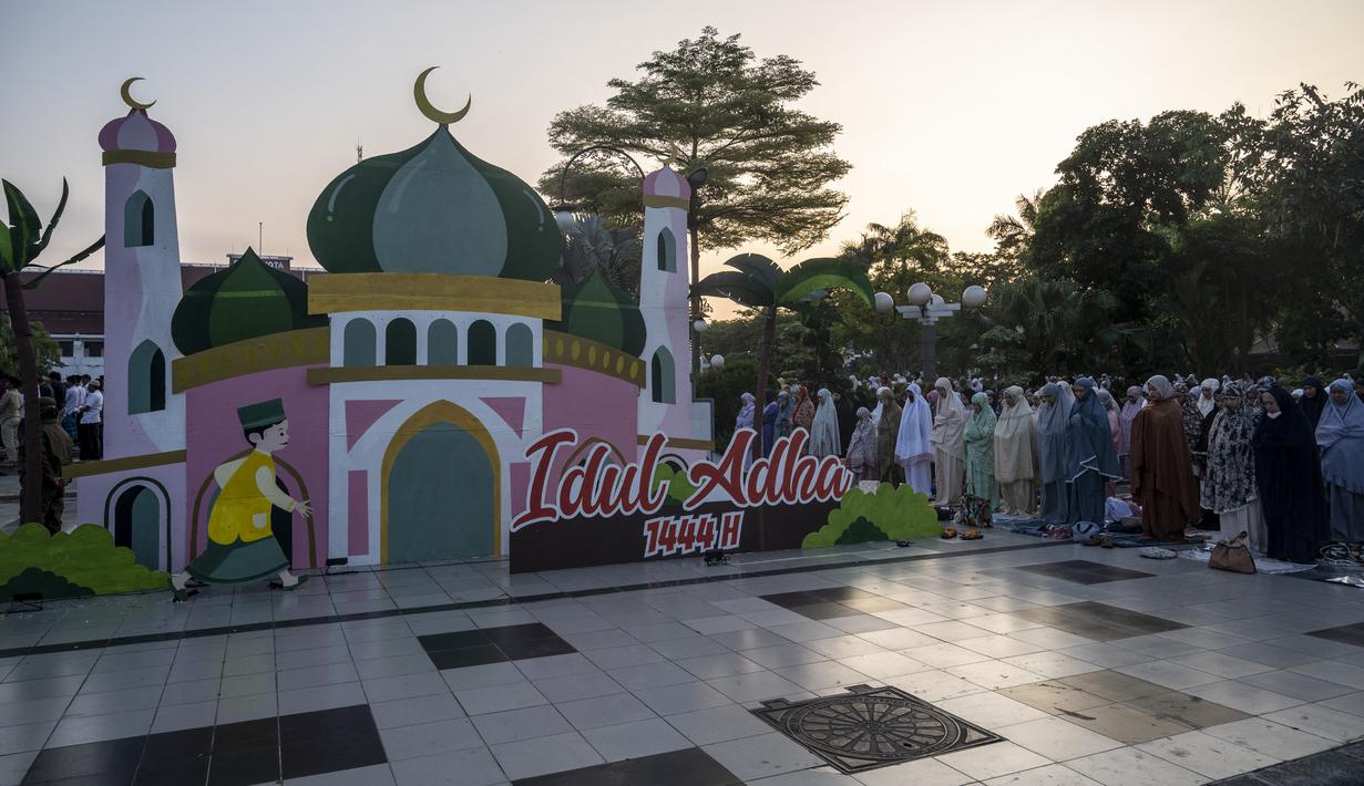 Umat ​​Islam mengikuti salat Idul Adha di Surabaya pada 29 Juni 2023. (Photo by JUNI KRISWANTO / AFP)