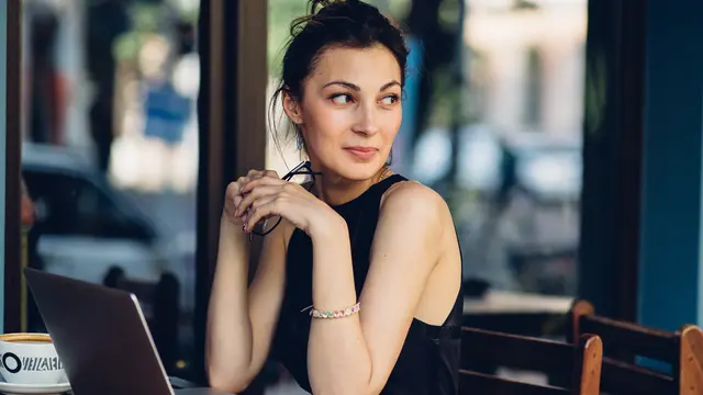 wanita juli jendela kafe