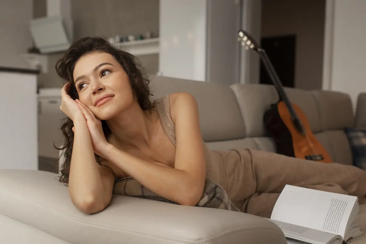 wanita oktober di sofa